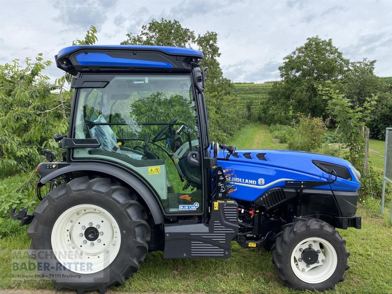 Traktor of the type New Holland T 4.80 v CAB STAGE V, Neumaschine in Freiburg (Picture 4)