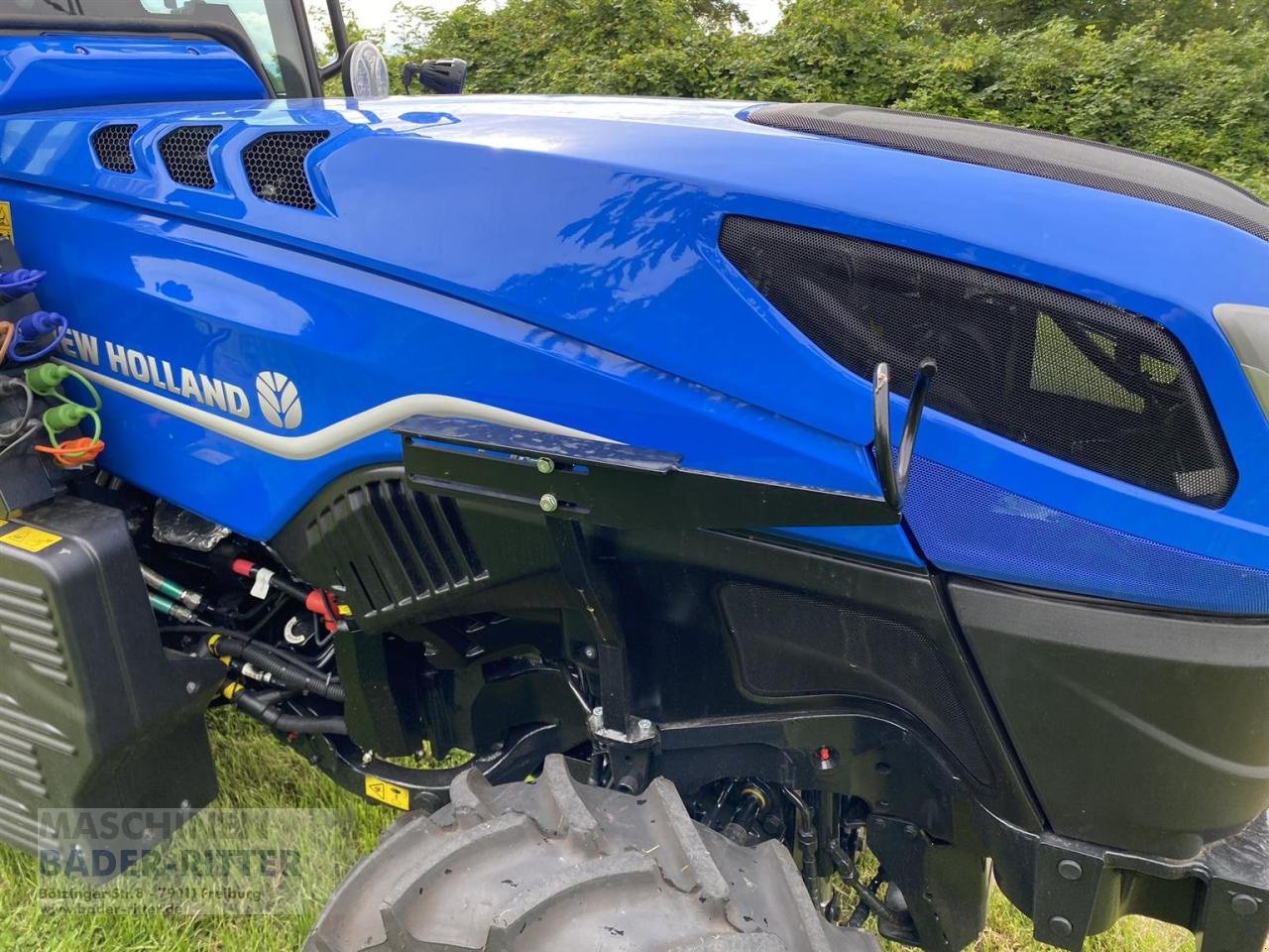 Traktor of the type New Holland T 4.80 v CAB STAGE V, Neumaschine in Freiburg (Picture 8)