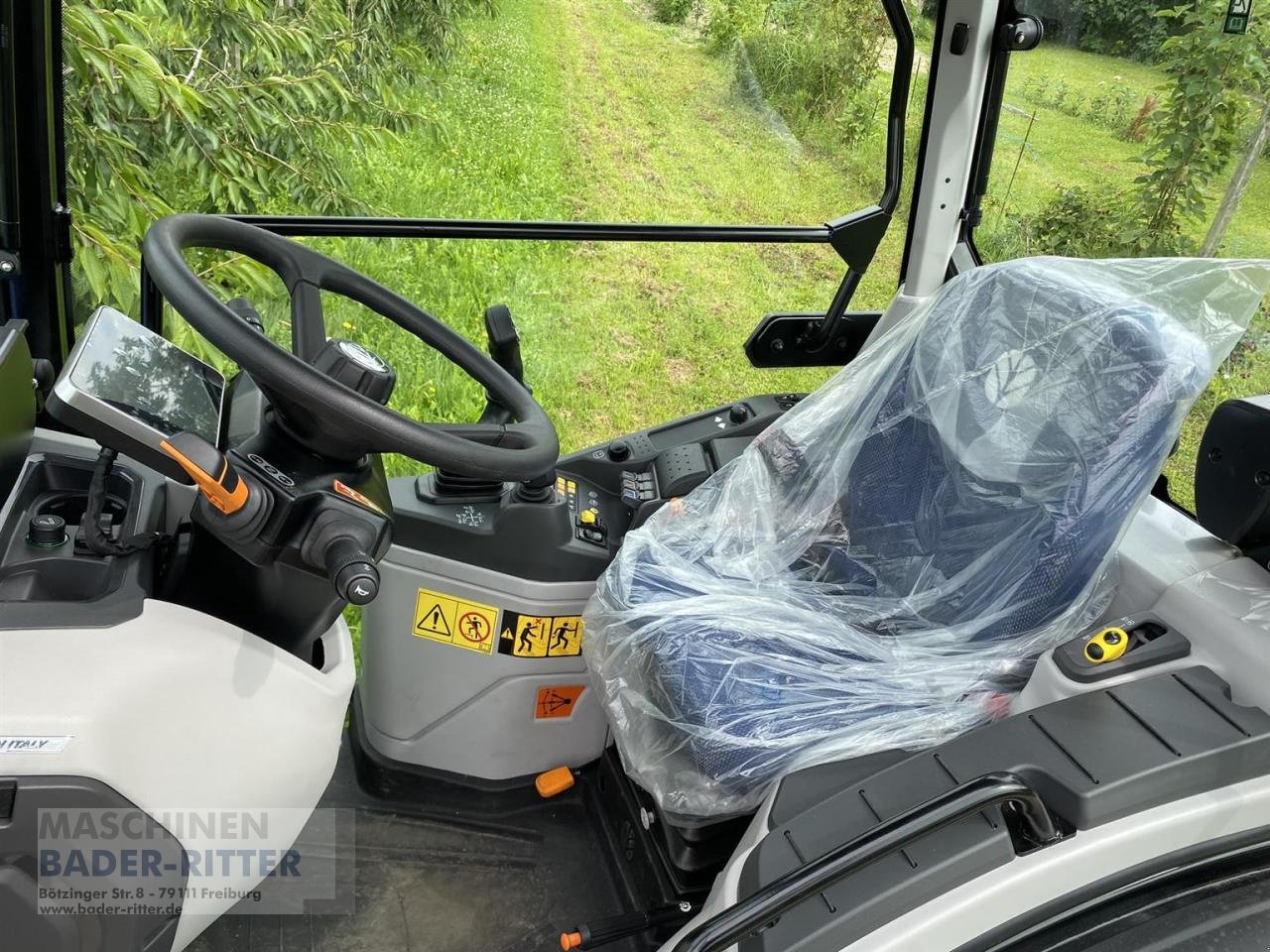 Traktor of the type New Holland T 4.80 v CAB STAGE V, Neumaschine in Freiburg (Picture 11)