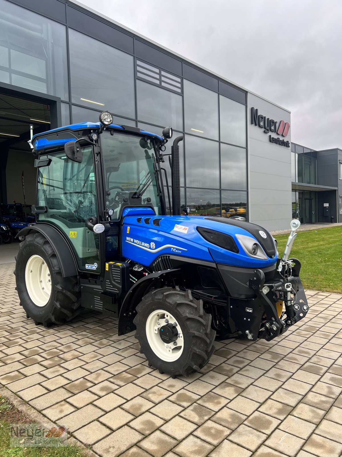 Traktor of the type New Holland T 4.90 N, Neumaschine in Bad Waldsee Mennisweiler (Picture 1)