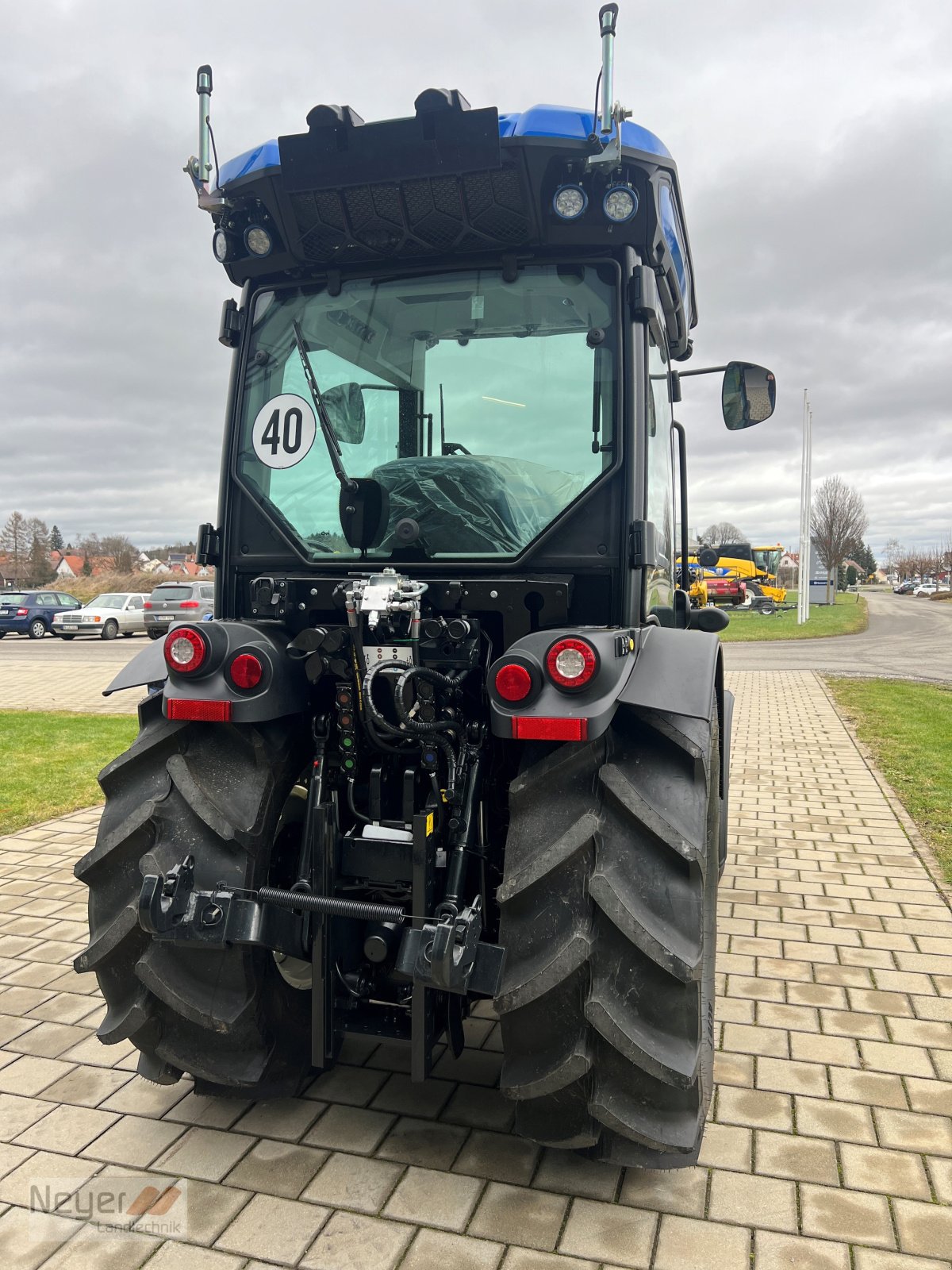 Traktor of the type New Holland T 4.90 N, Neumaschine in Bad Waldsee Mennisweiler (Picture 3)