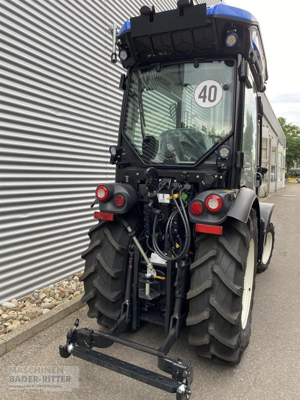 Traktor van het type New Holland T 4.90 V CAB STAGE 5, Neumaschine in Freiburg (Foto 3)