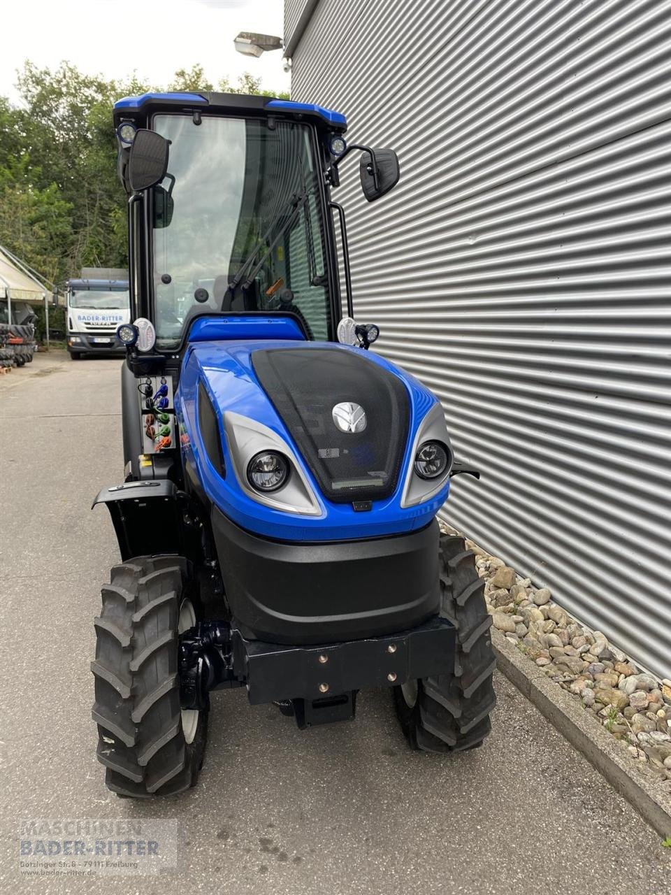 Traktor van het type New Holland T 4.90 V CAB STAGE 5, Neumaschine in Freiburg (Foto 5)