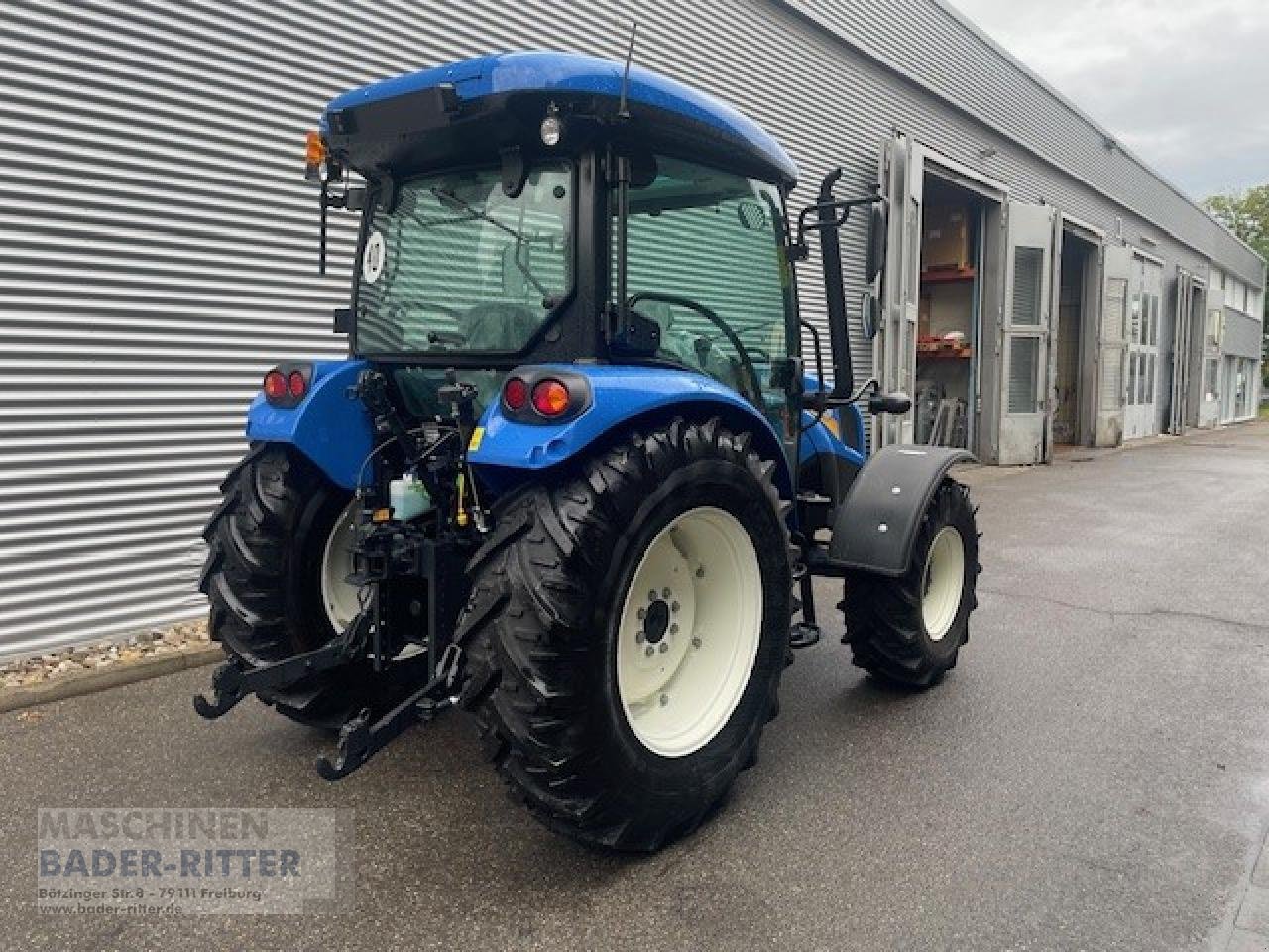 Traktor of the type New Holland T 4S.75 CAB 4wd Satge V, Neumaschine in Freiburg (Picture 2)