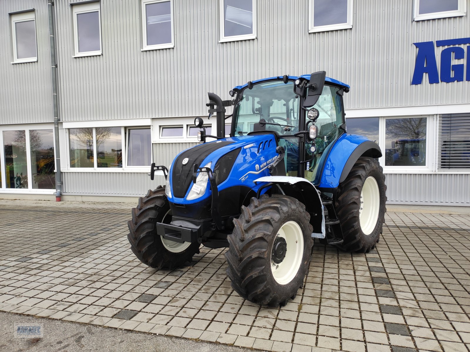 Traktor of the type New Holland T 5.100 ElectroCommand, Neumaschine in Salching bei Straubing (Picture 2)