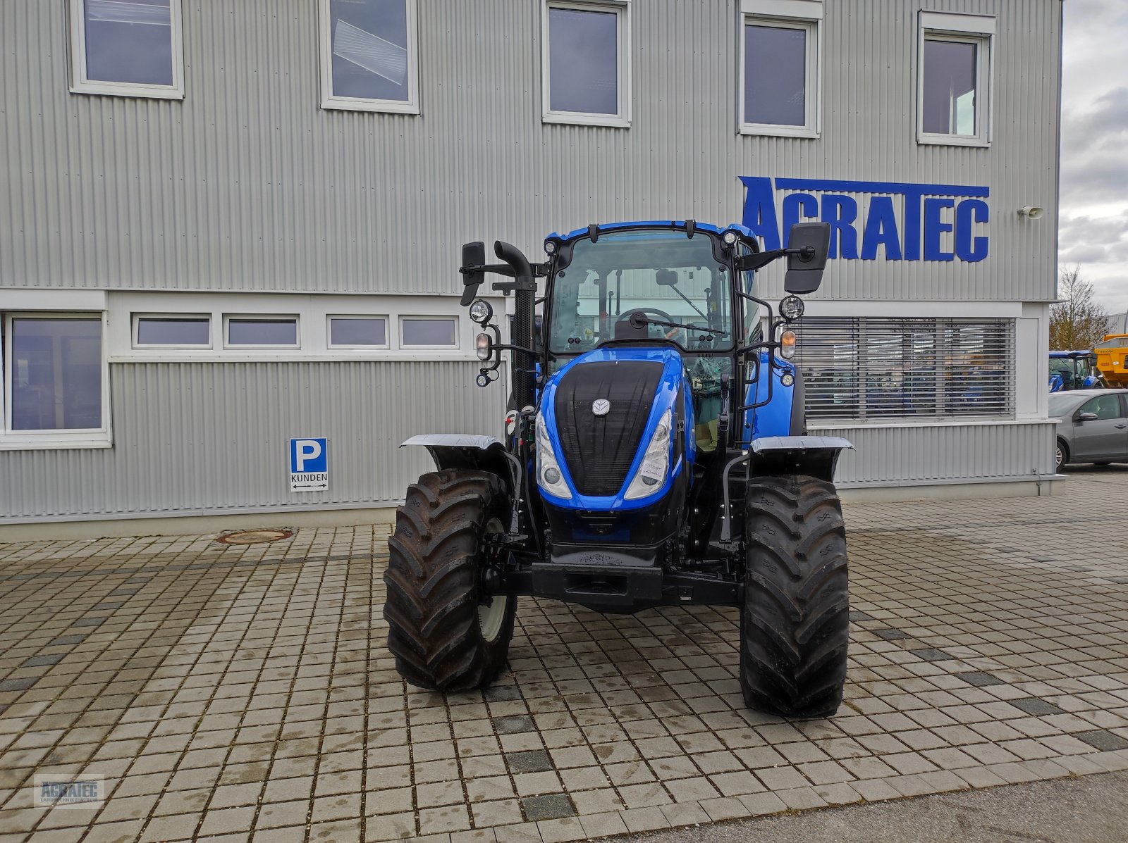 Traktor of the type New Holland T 5.100 ElectroCommand, Neumaschine in Salching bei Straubing (Picture 3)