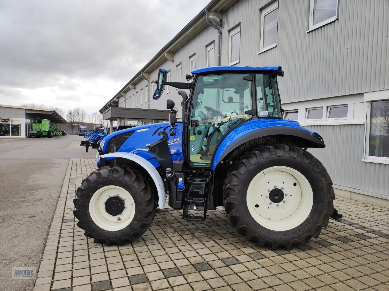 Traktor of the type New Holland T 5.100 ElectroCommand, Neumaschine in Salching bei Straubing (Picture 9)