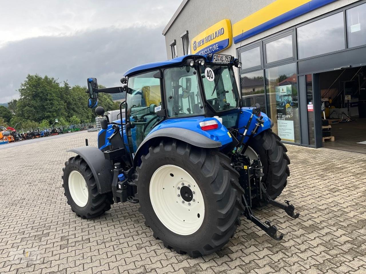 Traktor des Typs New Holland T 5.100 PS, Neumaschine in Neuhof - Dorfborn (Bild 4)