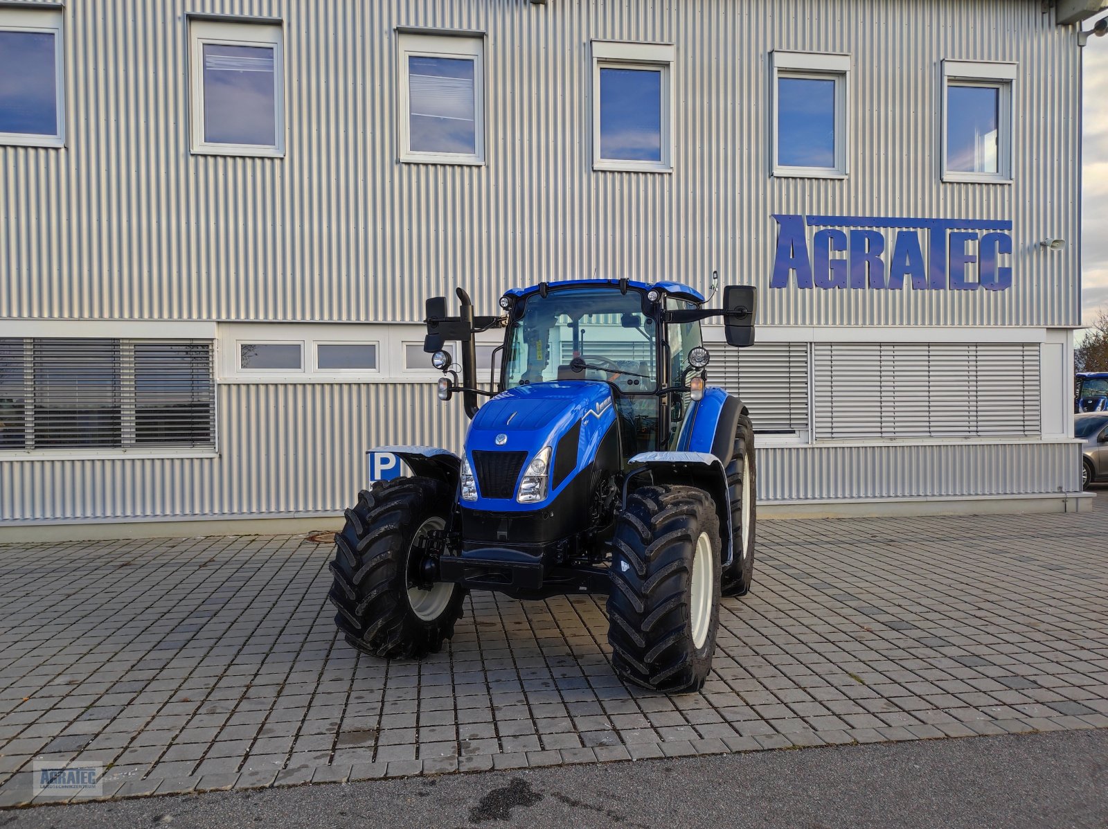 Traktor van het type New Holland T 5.110, Neumaschine in Salching bei Straubing (Foto 1)