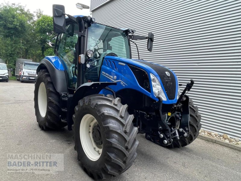 Traktor of the type New Holland T 5.120 DC, Neumaschine in Freiburg