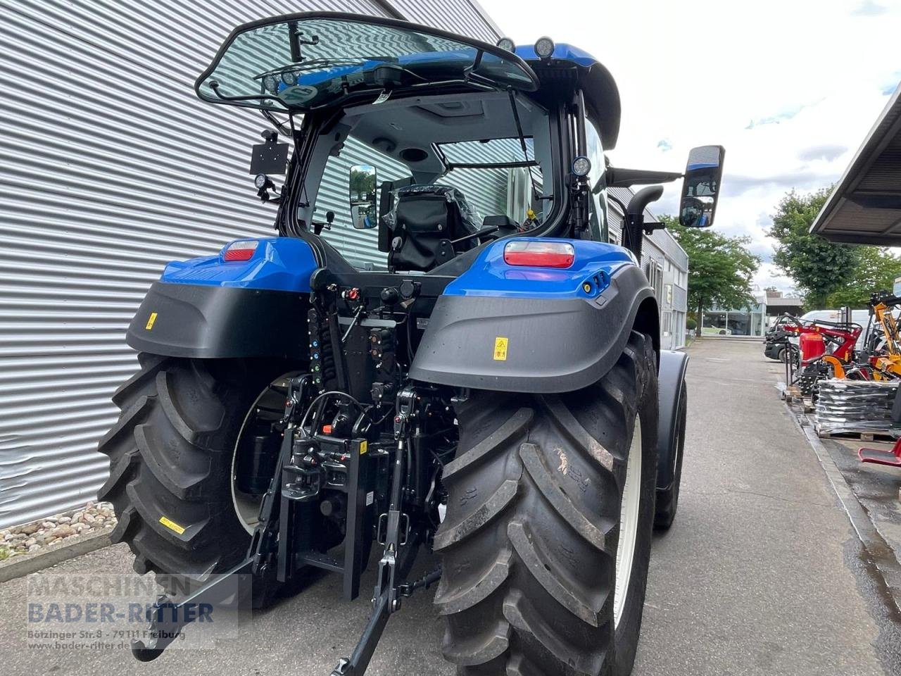 Traktor of the type New Holland T 5.120 DC, Neumaschine in Freiburg (Picture 2)