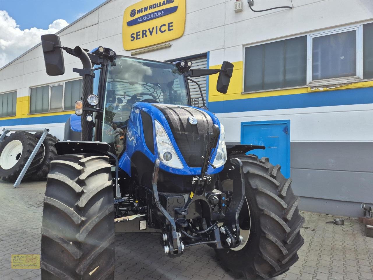 Traktor of the type New Holland T 5.140 AC, Neumaschine in Groß-Gerau (Picture 6)