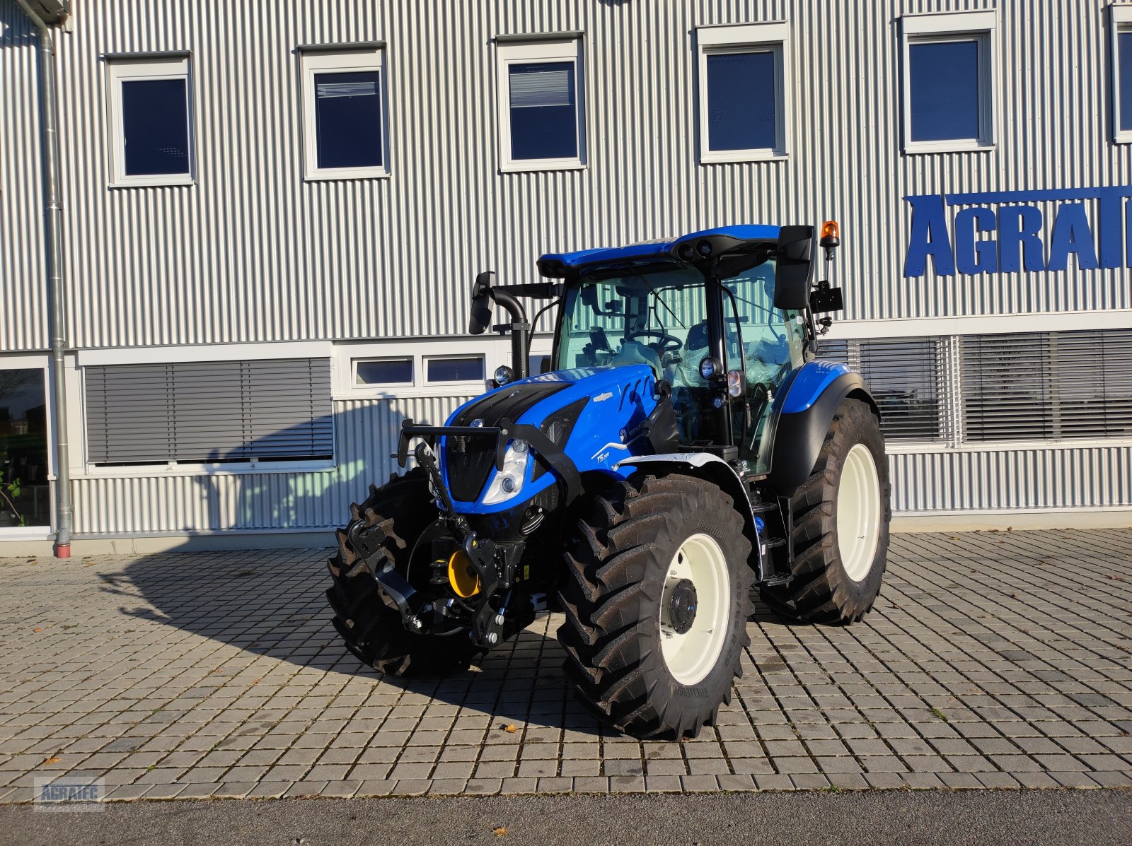 Traktor of the type New Holland T 5.140 AutoCommand, Neumaschine in Salching bei Straubing (Picture 2)