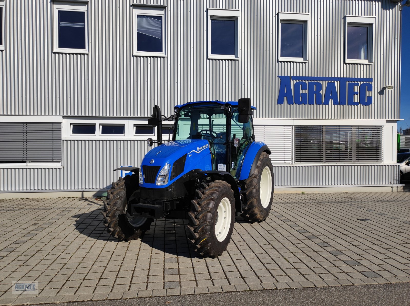 Traktor des Typs New Holland T 5.80, Neumaschine in Salching bei Straubing (Bild 1)