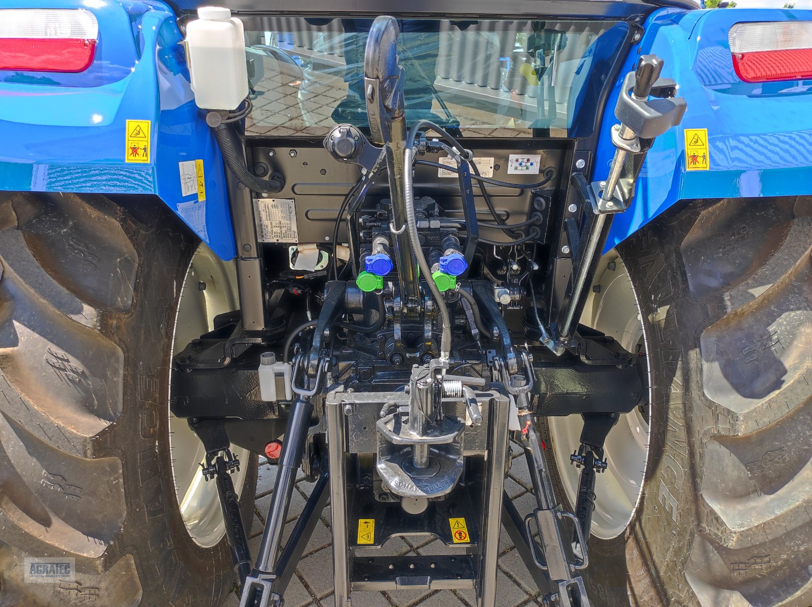 Traktor van het type New Holland T 5.80, Neumaschine in Salching bei Straubing (Foto 9)