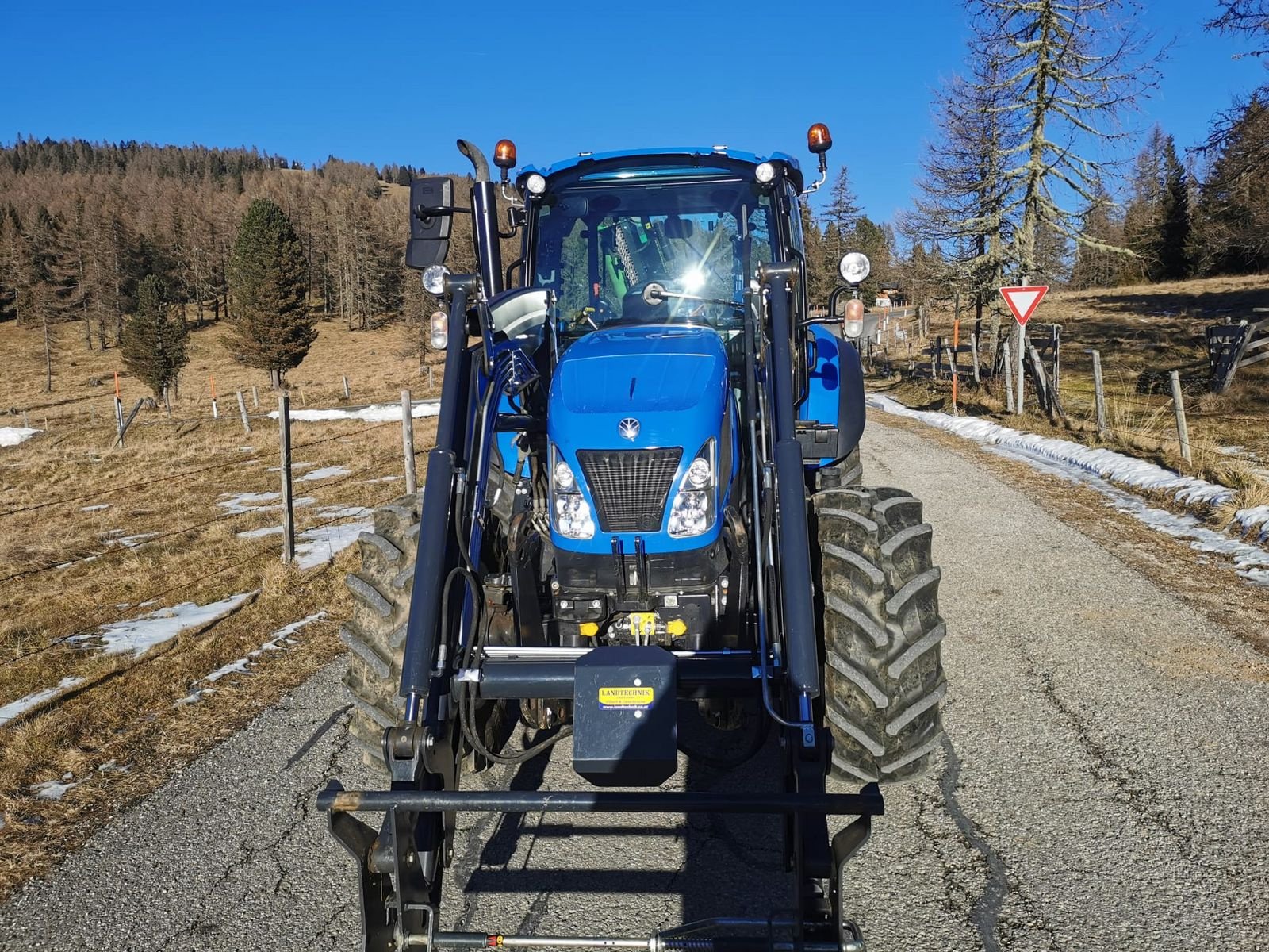 Traktor типа New Holland T 5.85, Gebrauchtmaschine в Burgkirchen (Фотография 3)