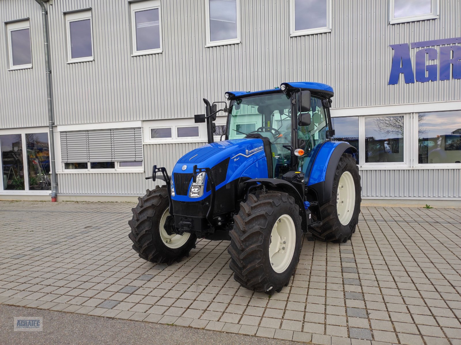 Traktor of the type New Holland T 5.90 S, Neumaschine in Salching bei Straubing (Picture 2)