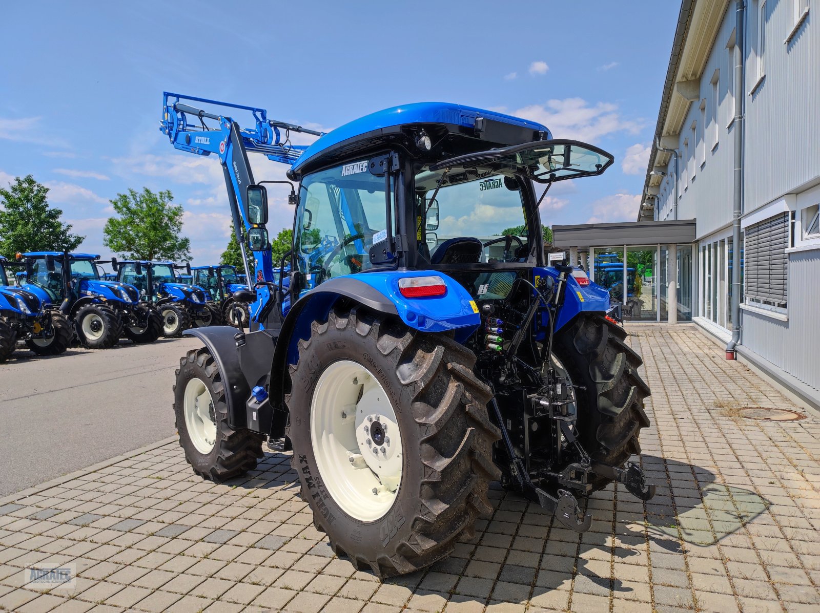 Traktor of the type New Holland T 5.90 S, Neumaschine in Salching bei Straubing (Picture 9)