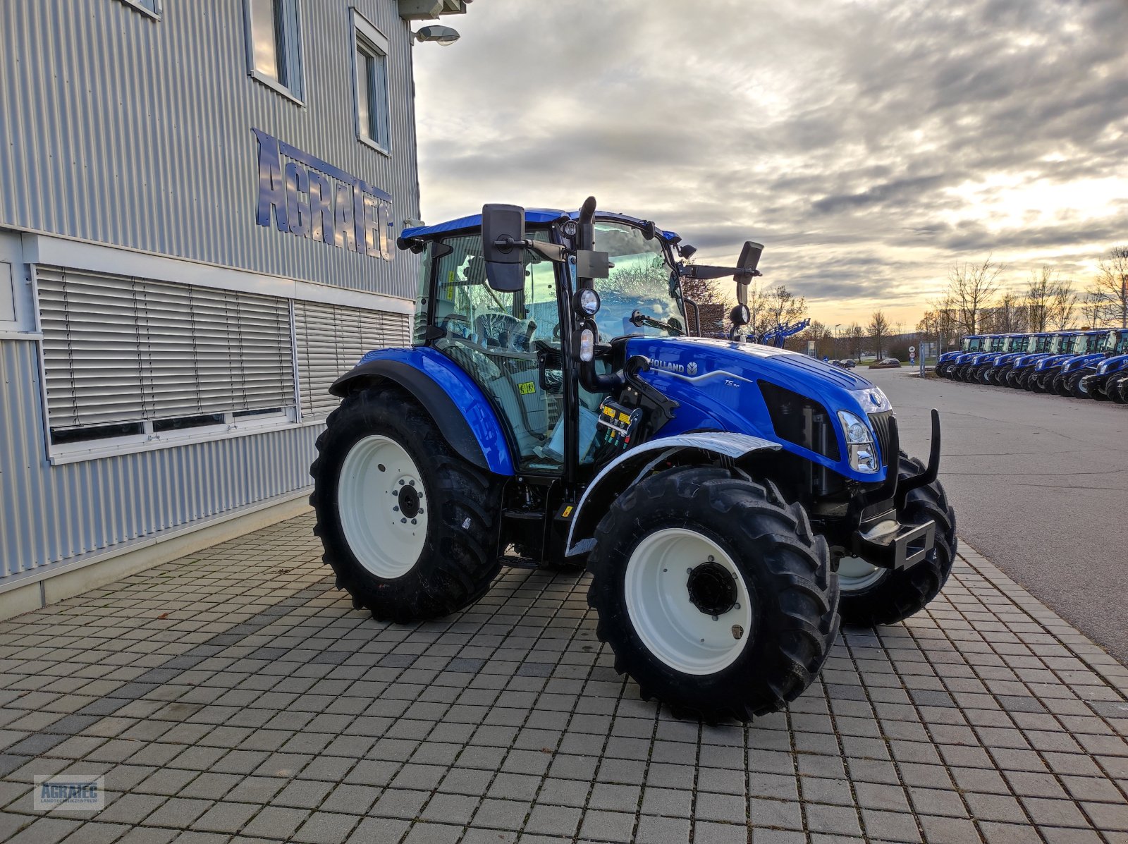 Traktor of the type New Holland T 5.90, Neumaschine in Salching bei Straubing (Picture 5)