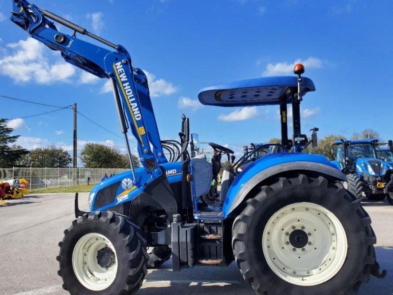 Traktor of the type New Holland T 5.95, Gebrauchtmaschine in Montauban