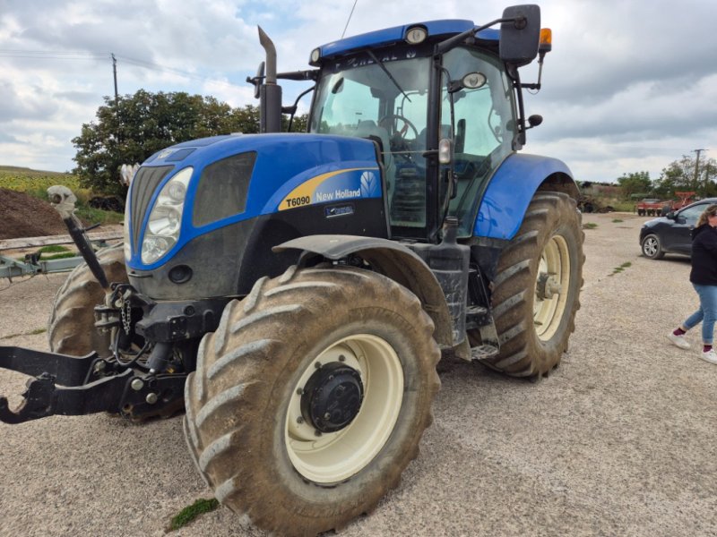 Traktor van het type New Holland T 6090 ACTIVE, Gebrauchtmaschine in Chauvoncourt (Foto 1)