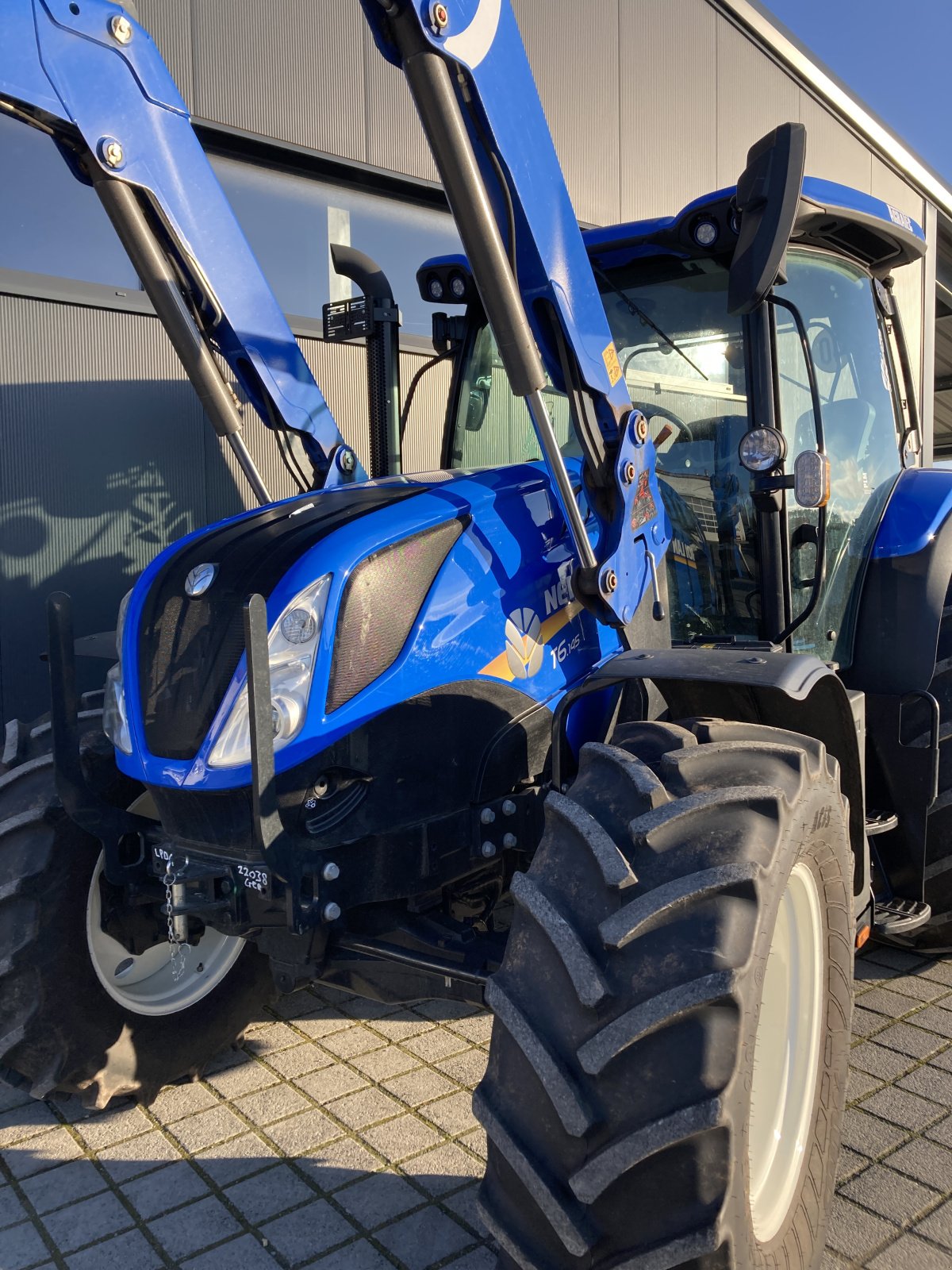 Traktor des Typs New Holland T 6.145 EC Eletro Command + Frontlader, Gebrauchtmaschine in Wülfershausen an der Saale (Bild 3)