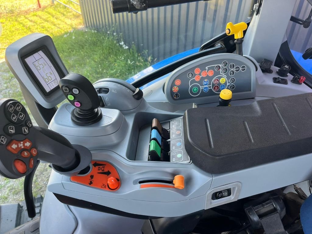 Traktor Türe ait New Holland T 6.165, Gebrauchtmaschine içinde Saint-Priest-Taurion (resim 4)