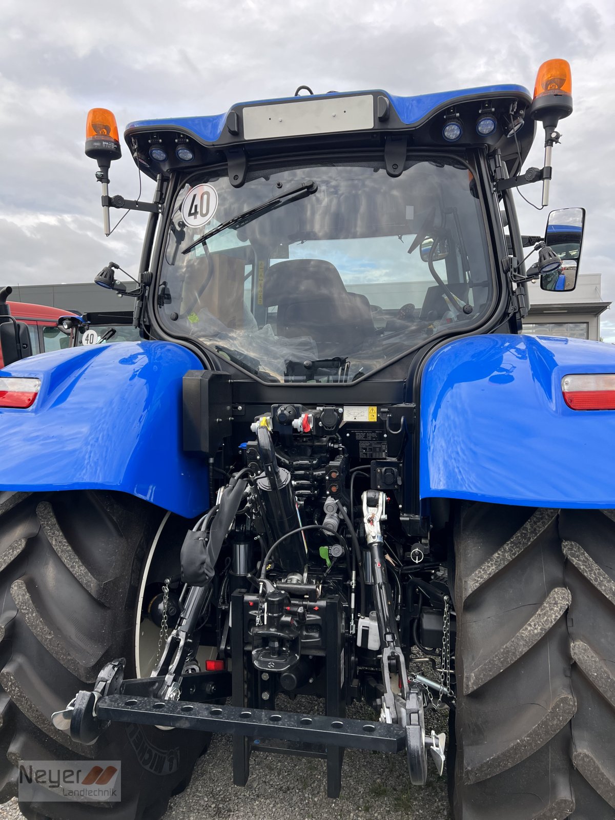 Traktor des Typs New Holland T 6.180 AC, Neumaschine in Bad Waldsee Mennisweiler (Bild 4)