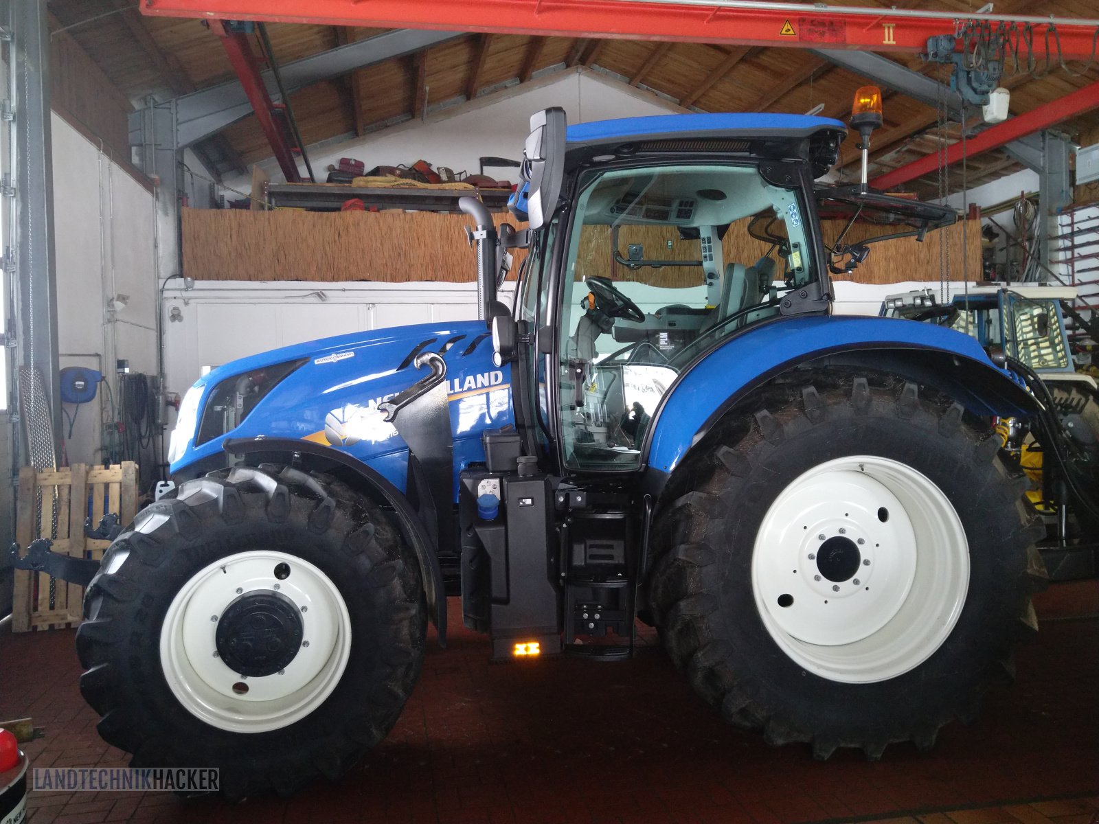 Traktor of the type New Holland T 6.180 AC, Gebrauchtmaschine in Gotteszell (Picture 1)