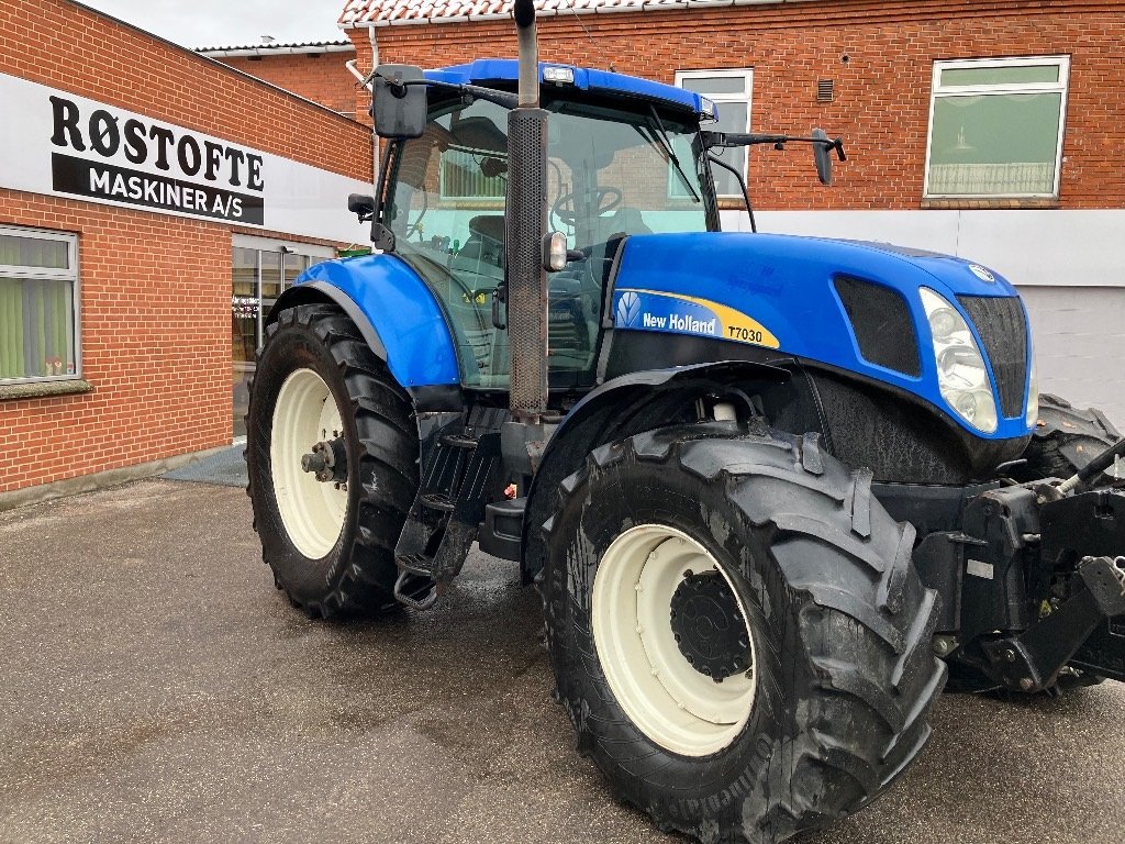 Traktor del tipo New Holland T 7030, Gebrauchtmaschine In Mern (Immagine 2)