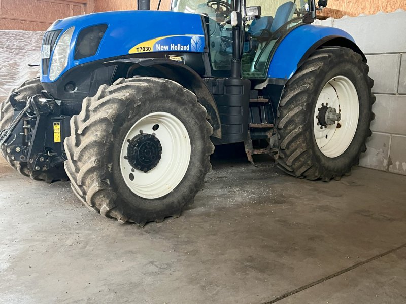 Traktor des Typs New Holland T 7030, Gebrauchtmaschine in Herrenberg (Bild 1)