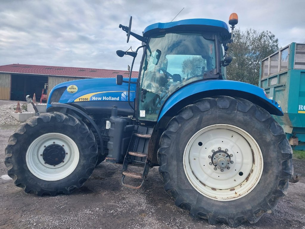 Traktor del tipo New Holland T 7050, Gebrauchtmaschine In MANDRES-SUR-VAIR (Immagine 3)