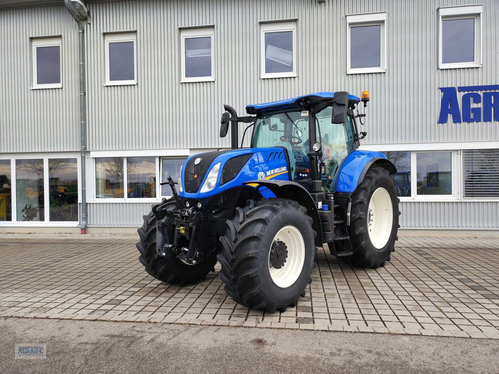 Traktor des Typs New Holland T 7.215 S, Neumaschine in Salching bei Straubing (Bild 3)