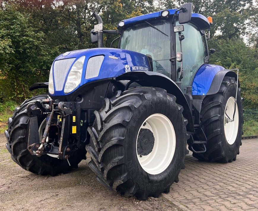 Traktor van het type New Holland T 7.220 AC **FKH & FZW**, Gebrauchtmaschine in Bramsche (Foto 1)