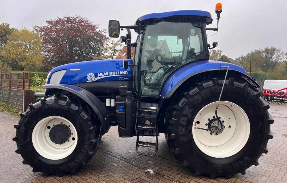 Traktor van het type New Holland T 7.220 AC **FKH & FZW**, Gebrauchtmaschine in Bramsche (Foto 7)