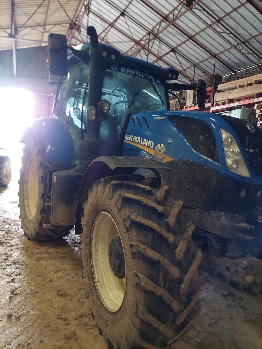 Traktor du type New Holland T 7.225 AC SW II, Gebrauchtmaschine en VERT TOULON (Photo 1)