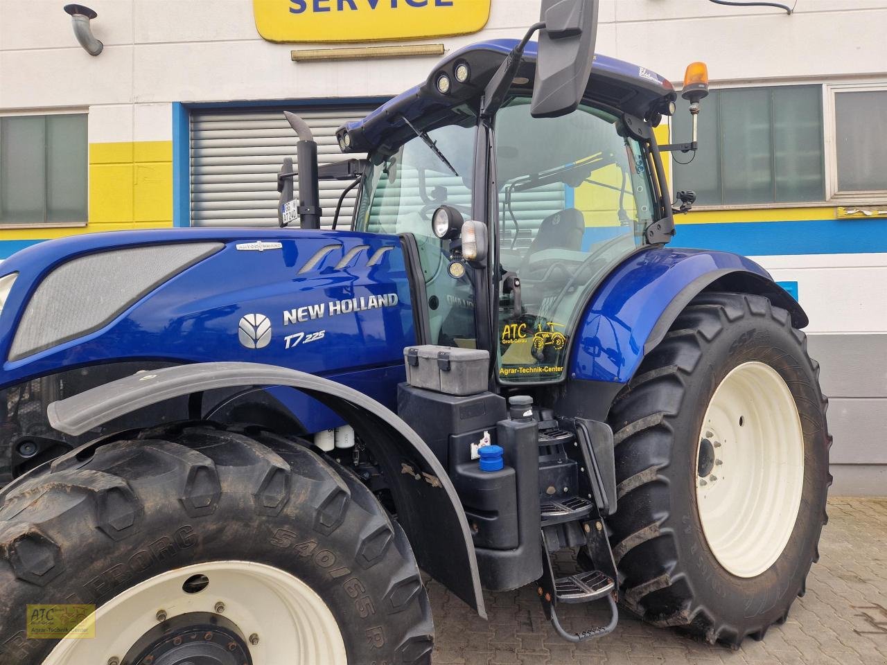 Traktor типа New Holland T 7.225 AC, Gebrauchtmaschine в Groß-Gerau (Фотография 11)