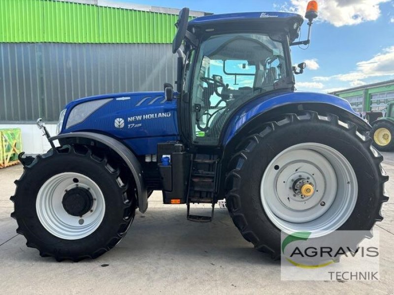 Traktor of the type New Holland T 7.225 AUTO COMMAND, Gebrauchtmaschine in Seelow (Picture 2)