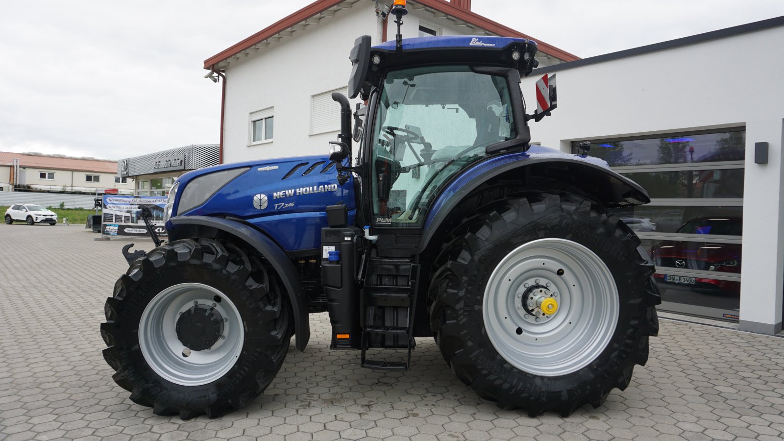 Traktor of the type New Holland T 7.245 AC, Neumaschine in Rötz (Picture 3)