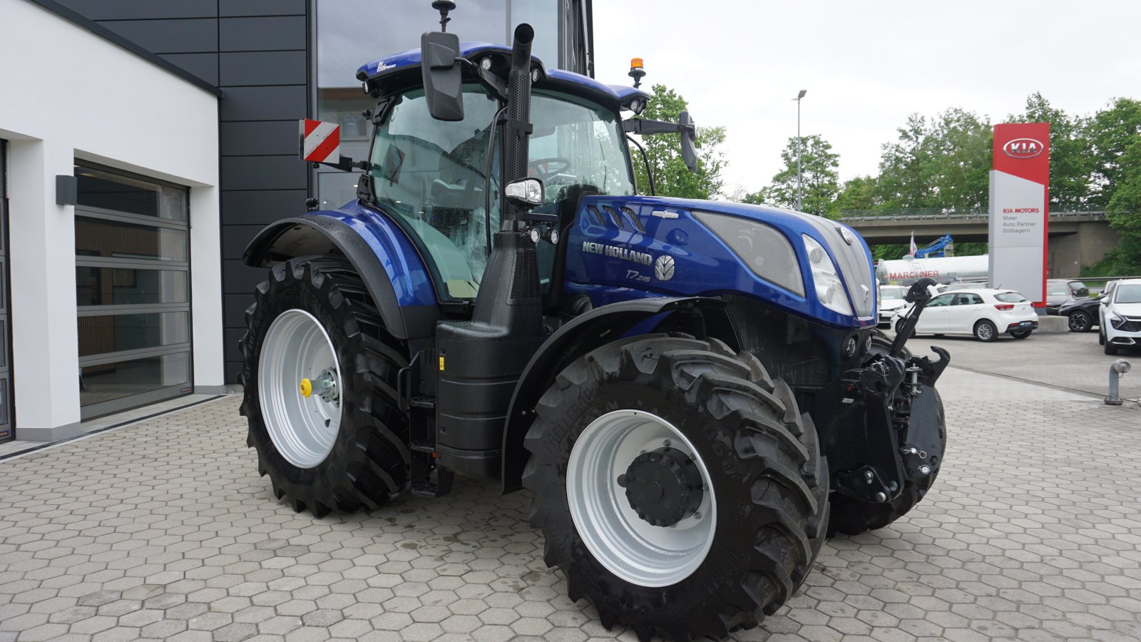 Traktor of the type New Holland T 7.245 AC, Neumaschine in Rötz (Picture 4)