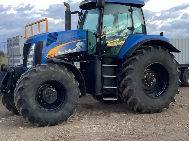 Traktor des Typs New Holland T 8030, Gebrauchtmaschine in Altfraunhofen (Bild 1)