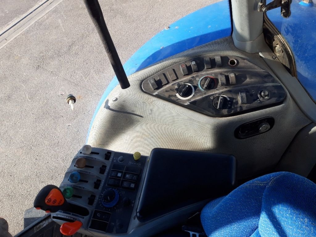 Traktor des Typs New Holland T 8050, Gebrauchtmaschine in CHEVILLON  (MAIZEROY) (Bild 10)