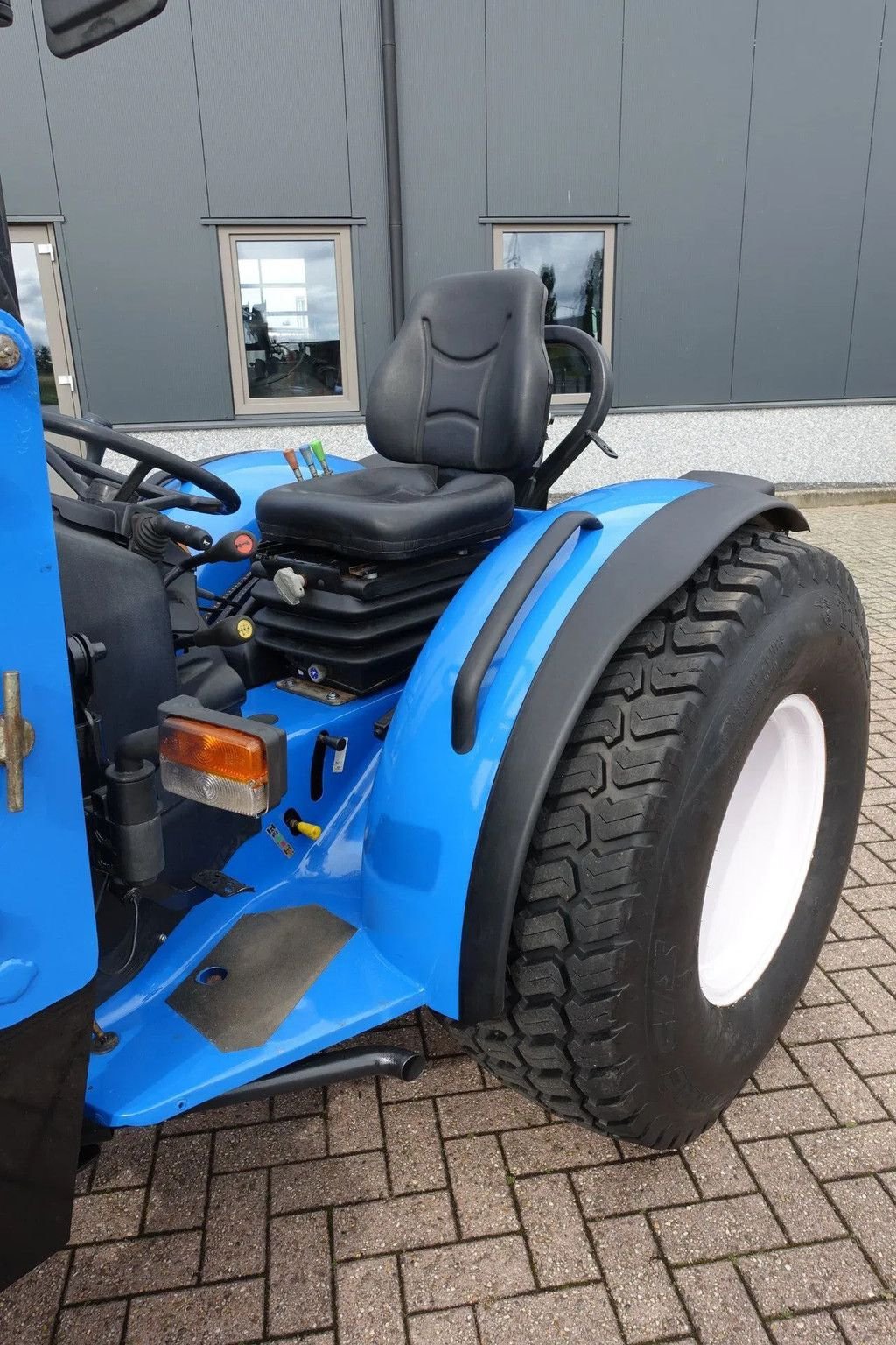 Traktor of the type New Holland T3010 4wd / 02936 Draaiuren / Voorlader, Gebrauchtmaschine in Swifterband (Picture 11)