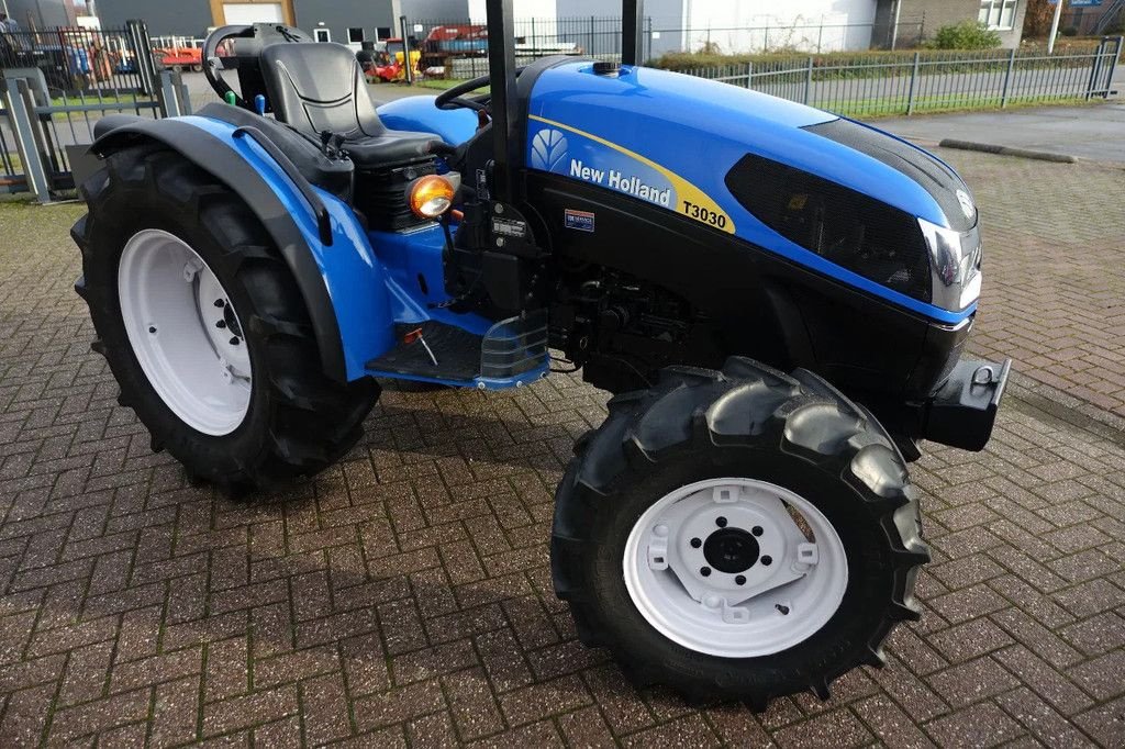 Traktor des Typs New Holland T3030 4wd / 03008 Draaiuren / Brede Akkerbanden, Gebrauchtmaschine in Swifterband (Bild 2)