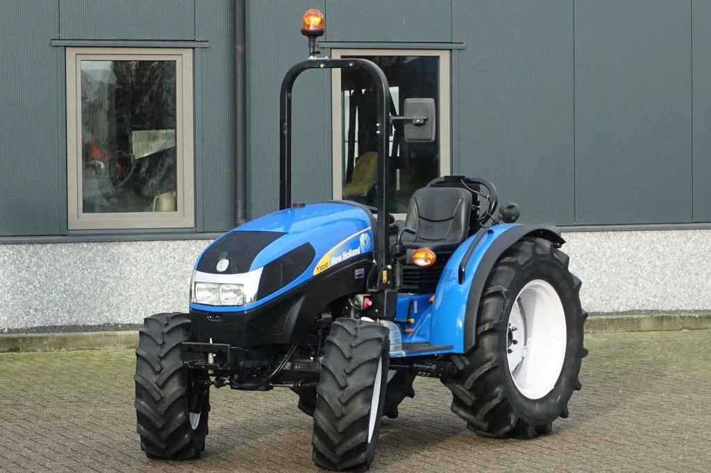 Traktor des Typs New Holland T3030 4wd / 03008 Draaiuren / Brede Akkerbanden, Gebrauchtmaschine in Swifterband (Bild 1)