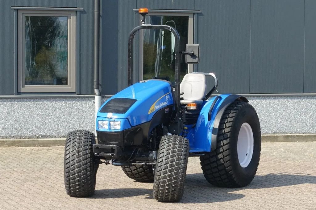 Traktor of the type New Holland T3030 4wd / 03549 Draaiuren / Brede Gazonbanden, Gebrauchtmaschine in Swifterband (Picture 1)