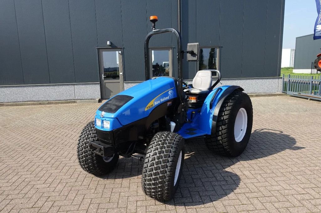 Traktor of the type New Holland T3030 4wd / 03549 Draaiuren / Brede Gazonbanden, Gebrauchtmaschine in Swifterband (Picture 3)