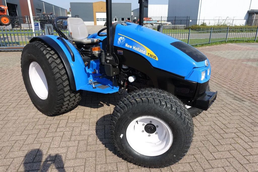 Traktor tipa New Holland T3030 4wd / 03549 Draaiuren / Brede Gazonbanden, Gebrauchtmaschine u Swifterband (Slika 2)