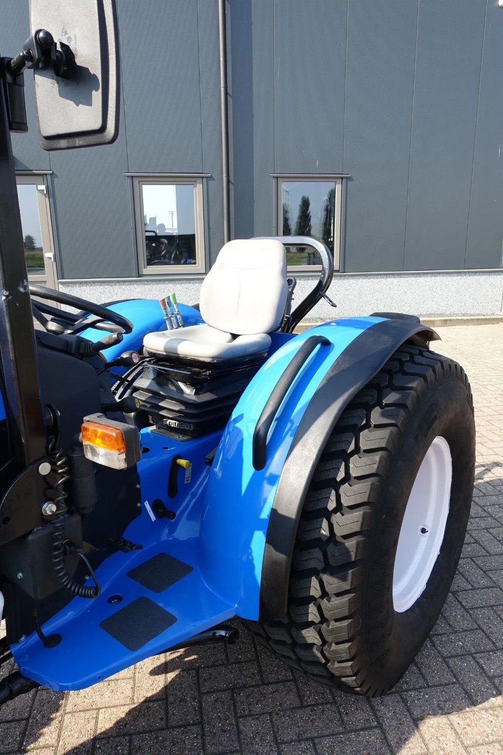 Traktor of the type New Holland T3030 4wd / 03549 Draaiuren / Brede Gazonbanden, Gebrauchtmaschine in Swifterband (Picture 10)