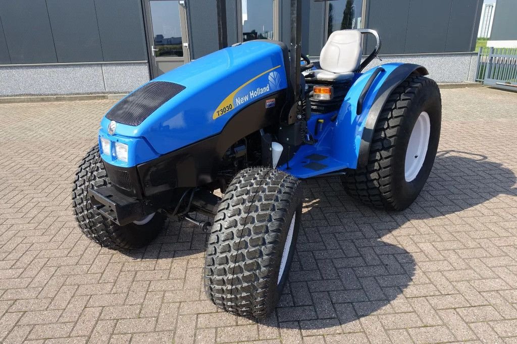 Traktor van het type New Holland T3030 4wd / 03549 Draaiuren / Brede Gazonbanden, Gebrauchtmaschine in Swifterband (Foto 4)